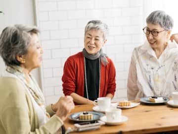 金融資産1400万円「私は友達とランチ、夫は温泉巡り、母は野菜作り」64歳女性の年金生活