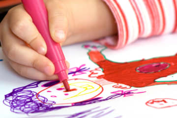 「貸してあげなさい！」は逆効果？ おもちゃを独占 & 大号泣する息子。職員の『神対応』に母が学んだこと