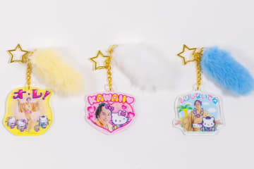 マツケン×ハローキティ“平成ギャル”気分しっぽキーホルダーやラメシール、ファミマ限定で