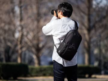 Enduranceスリングバッグが「豊岡鞄」として復活　EOS R5とズームレンズ2本を収納