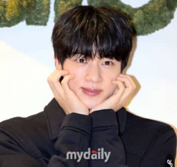 BTS ジン、すっぴん姿にメンバーもファンもびっくり！？「吹き出物は人生で3回くらい」