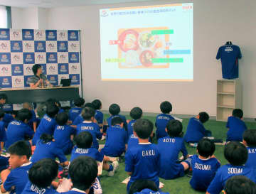 日清オイリオグループ 横浜F・マリノス「ジュニアサッカーキャンプ」で栄養講習会 成長期を迎える子供たちの身体づくりを応援