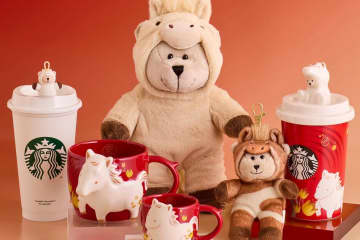 スターバックス26年干支「うま」の冬グッズ、“馬の着ぐるみ”着たベアリスタチャームやマグカップ