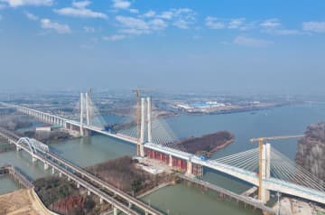 中国・滬渝蓉高速鉄道の通泰揚特大橋、京杭大運河またぐ斜張橋接合