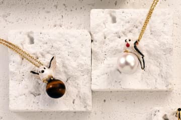 フェイラー×ヴァンドームブティック第2弾、“雪の妖精”シマエナガのネックレスとハンカチをセットに