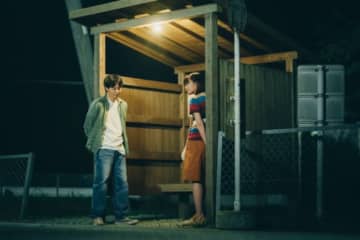 映画『架空の犬と噓をつく猫』メインロケ地 佐賀県小城市、同市シーンのまとめ動画が公開！公開日より劇中で登場したバス停を4日間限定設置！