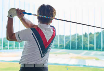 なぜ“軽く振るだけ”で飛ぶの!?　しなり戻りが初速を変える軽量シャフト