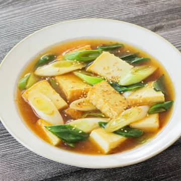 【厚揚げと長ねぎがあったら作ってみて】「これ、ご飯にかけていい？」お肉が入ってないのに満足感がすごい！簡単煮込みレシピ