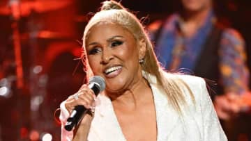 ダーレン・ラヴ、ジミー・ファロン司会の米人気番組で披露した2曲のクリスマス・ソングの映像が公開