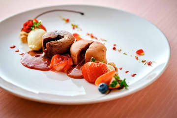 ホテルオークラ京都26年バレンタイン、2種のフォンダンショコラプレート＆チョコ好き必見ロールケーキ