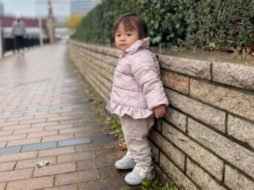 極楽とんぼ･山本圭壱、洗車待ち中…1歳愛娘と"朝のお散歩デート"