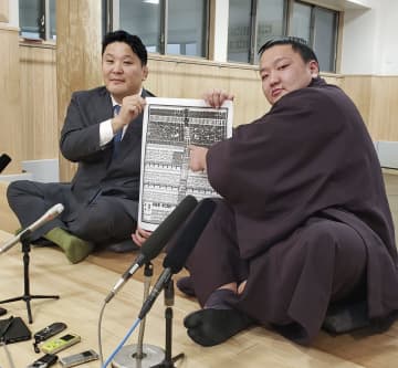 新入幕の朝白龍「もっと右側に」　番付表に載る自分のしこ名見つめ