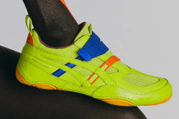 三宅デザイン事務所×アシックスのスニーカー、“テーピング”着想のアシックスストライプ