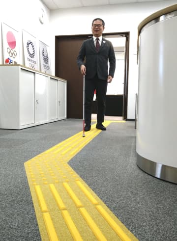 スポーツ庁に点字ブロック　河合長官「ありがたい」