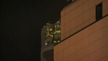 【速報】横浜駅西口近くの繁華街で雑居ビルが火災…量販店や多数の飲食店など立ち並ぶ一角で　消防士がビル内の人を避難誘導