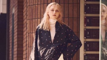 【明日なに着る？】タートルネックが上手くなる「深いVのスキッパーシャツ」