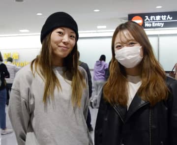 スノボの冨田せな「自信に」　W杯ハーフパイプから帰国