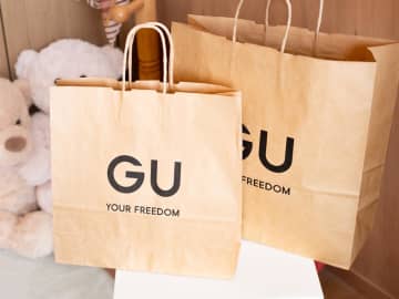 グレーと黒どっちも欲しい！【GU】40・50代に似合う「サマ見えスカート」