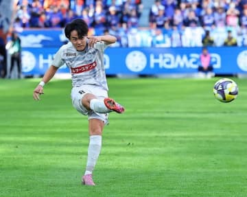 敵３人を翻弄→高精度ショットをぶち込む！ 最優秀ゴール賞は水戸の20歳アタッカーが受賞【J２アウォーズ】