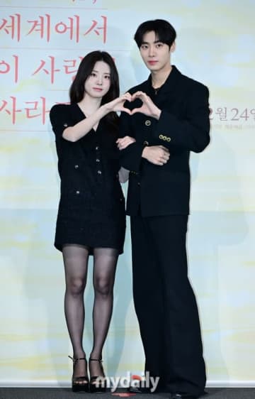 【PHOTO】チュ・ヨンウ＆シン・シアら、映画「今夜、世界からこの恋が消えても」韓国版の記者懇談会に出席