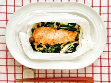 【鮭とほうれん草きのこの包み蒸し】便利な野菜だし使用！