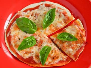 作業時間は3分以下！お店みたいな薄焼きピザを超簡単に作ろう