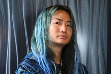 ＤＪ社長　青髪姿で「初心に戻りました」…金髪のMARUには〝赤髪化〟を厳命