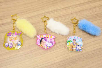 マツケン＆ハローキティの“平成ギャル”グッズが懐かしすぎる！　「ファミマ」コラボキャンペーンで登場〈実物レポ〉