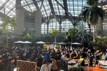 偏愛通り過ぎて変態?「飯も食わずに…」世界の希少植物が大阪集結で行列400人