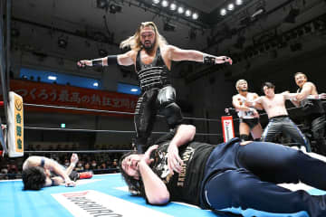 【新日本】EVIL　ウルフアロンをNEVERベルトで殴打の大暴挙「デビュー戦を引退試合にしてやる」