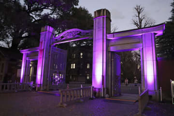 東大正門、紫色にライトアップ　女性への暴力なくす運動に参加