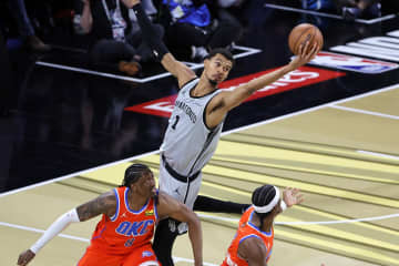 “怪物”ウェンバンヤマがNBA史上３人目の「100試合連続ブロック」達成！今季中の１位浮上も視野に【歴代ランキング一覧】＜DUNKSHOOT＞