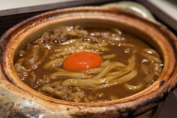 看板は鍋焼きカレーうどん！京都に本格うどん専門店「しき」オープン