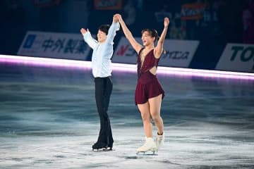 “坂本花織、鍵山優真組”が実現！　全日本V→サプライズ共演、鍵山がSPステップ完コピ「大好きすぎて」　場内騒然