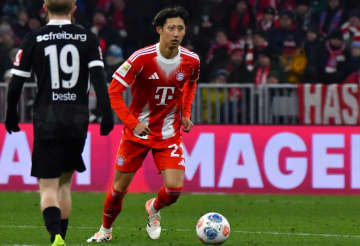 バイエルン伊藤洋輝がラッキーアシスト! 絶好調オリーズ弾を引き出す。Xマス前、ハイデンハイム戦4-0快勝