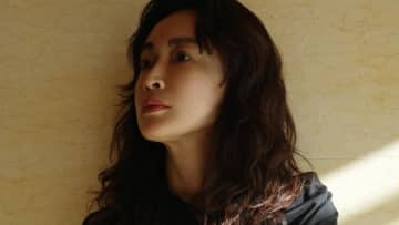 長谷川京子 ピタッとシルエットで美ボディー際立つ！大人の魅力あふれるナチュラルメイクのどアップショットに「ステキすぎ」とファン称賛