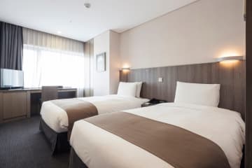 日本の観光地で宿泊費”急落”の『異常事態』2万円から3000円台になる地域も…各地で消えた”外国人観光客”の影響がネットで話題に「いい事じゃないですか」「高くても需要があるから部屋代が高かったということはないの？」「超がつくほどぼったぐりしていた価格が適正に戻っただけ」