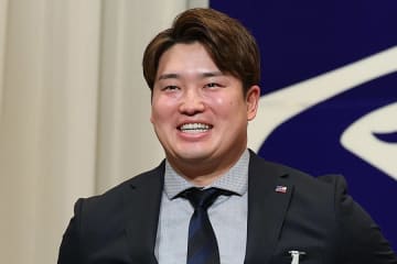 村上宗隆、英語で爆笑会見「キミたちは僕の心の中に」　白靴下を“持参”…2年52.7億円で合意