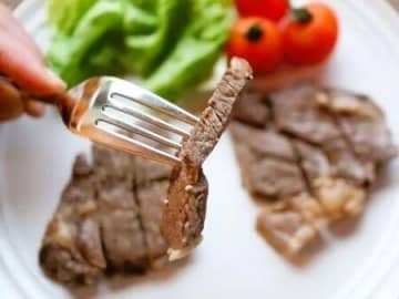 安いステーキ肉が別物に！？焼く前の“ひと手間”で、驚くほどやわらかジューシーに♪