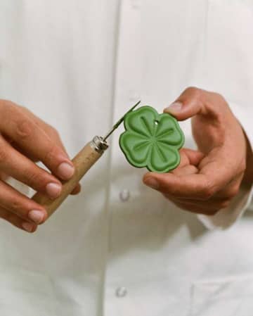 Dior×クローバーが導く幸運♡新生「レディ ディオール」に宿る物語