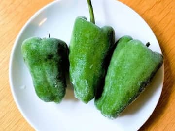 しなびる前に！ピーマンは『丸ごと冷凍』が正解でした→驚きの食べ方にも注目♪