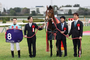 競馬中継に映った女性に混乱「これ本人でしょ！」　パドックに降臨「華やかな人いる」