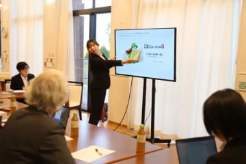 学生の想いが街を走り出す 西武文理大学が手がけた“世界に1台だけのトラックラッピングアート”