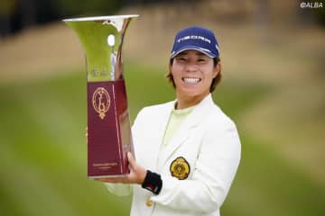 穴井詩がヤマハレディースV副賞のグランドピアノを特別支援学校に贈呈 「子どもたちの毎日に笑顔と豊かな時間を」