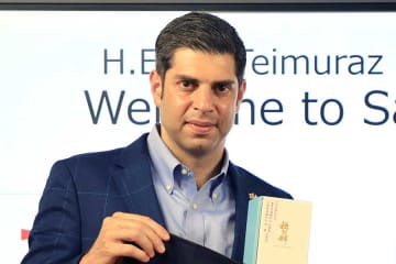 「90年代、日本に来たばかりの母親です」　ジョージア大使が明かした母の姿　慣れない環境での奮闘に感動の声　「大使はお母さま似ですね」