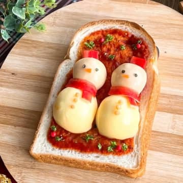 ゆで卵とミニトマトで作れる♪ころんとかわいい「なかよし雪だるまトースト」
