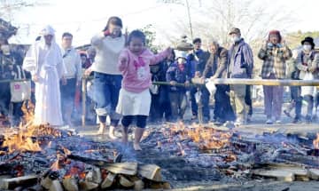 健康願い火の道渡る　桜川、加波山神社本宮　茨城