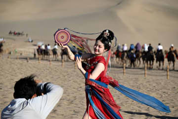 シルクロード風の旅行撮影がブーム、文化講座も人気　中国・敦煌市