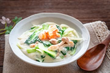 三國清三シェフ直伝！絶品『鮭とわかめのクリーム煮』のレシピを公開 フライパン一つで10分蒸すだけの極上フレンチが話題に「簡単にできて美味しいし、子供もしっかり食べてくれて栄養も取れるから毎月作ってます！」「ぜひ作ってみたいです。ありがとうございます」