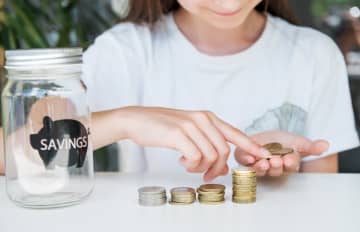 43歳の共働き夫婦・子ども5歳、予想したより貯金ができていません。「教育費」と「老後資金」どちらを優先すべきですか？